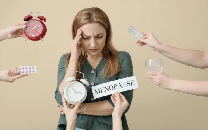 Mulher na menopausa cercada de sintomas e informações conflitantes.